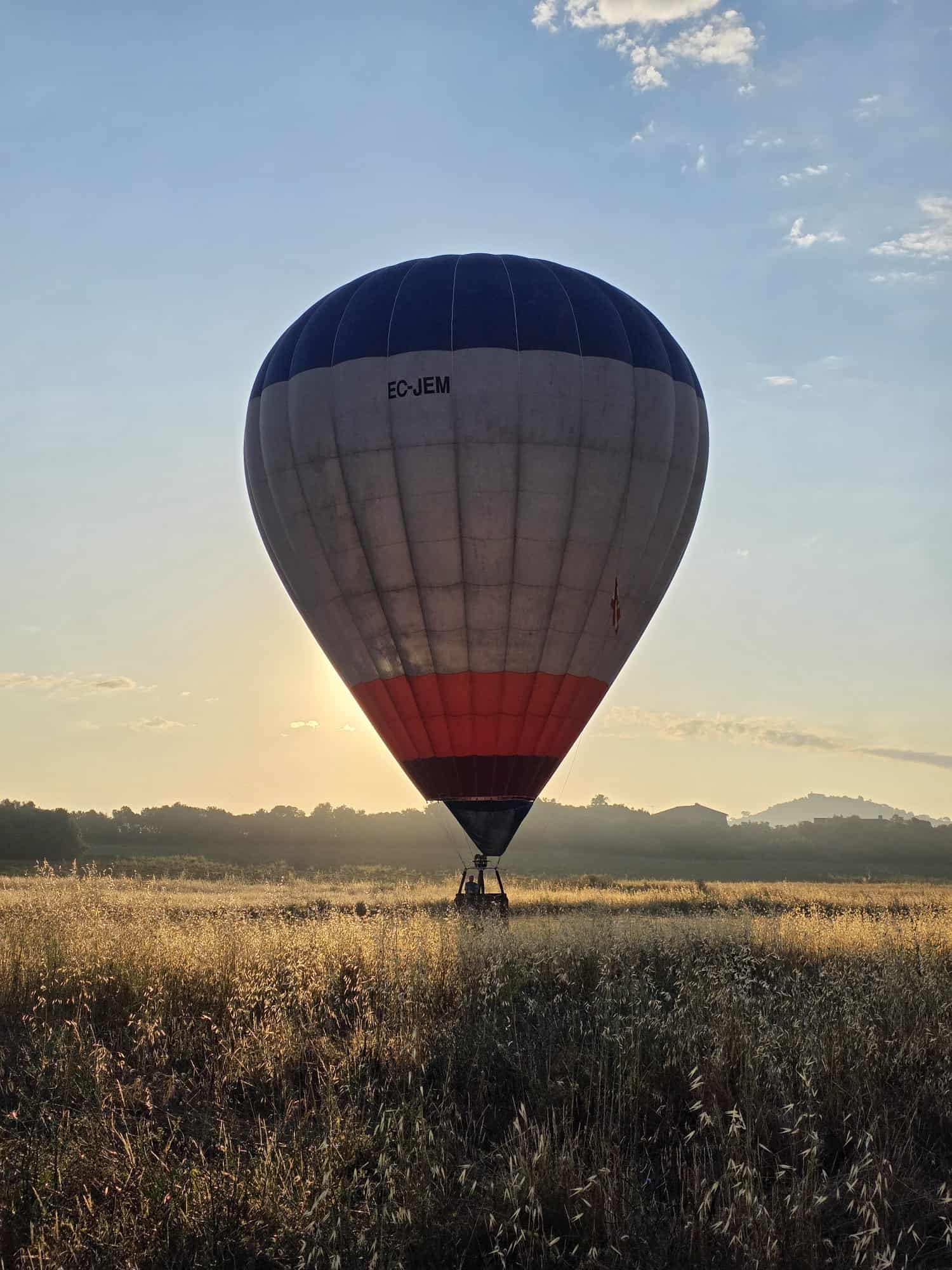 Globo aerostático al amanecer