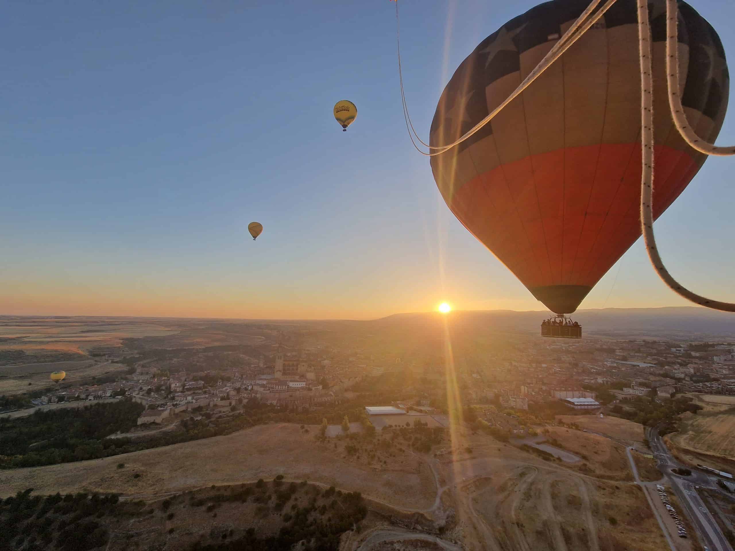 Globos aerostáticos al amanecer