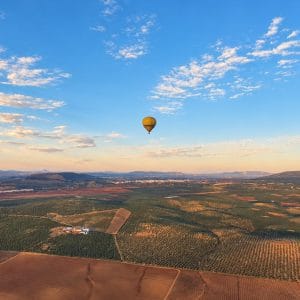 Globo aerostático sobre la vega y los olivares de Antequera al amanecer